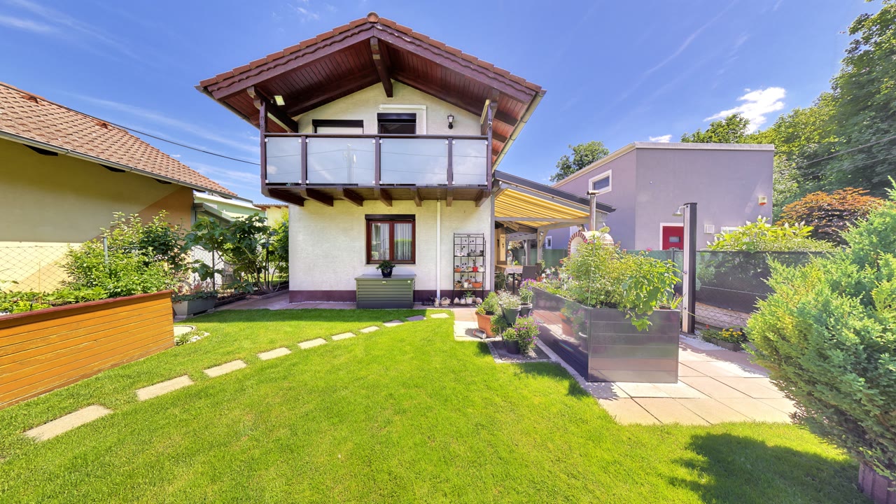 Haus mit Garten und Balkon